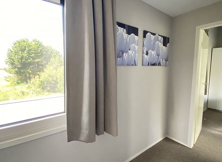 Buitenterras van Luxe 8 persoons Golf Villa Texel in De Cocksdorp met grote eettafel, ideaal voor gezellige diners in de natuur.