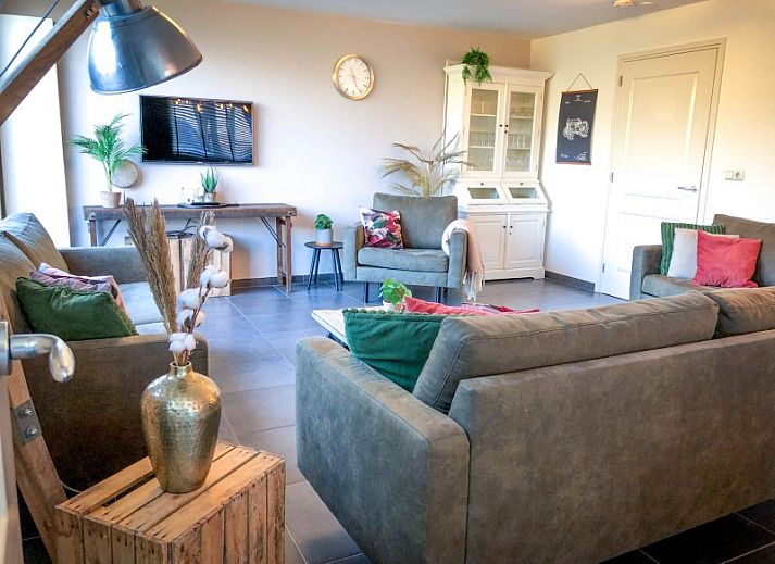 Aussenansicht von Unique 10 pers. Bauernhof Lodge De Slufter auf 'Hoeve Vianen' in De Cocksdorp, Texel, mit gruener Natur.