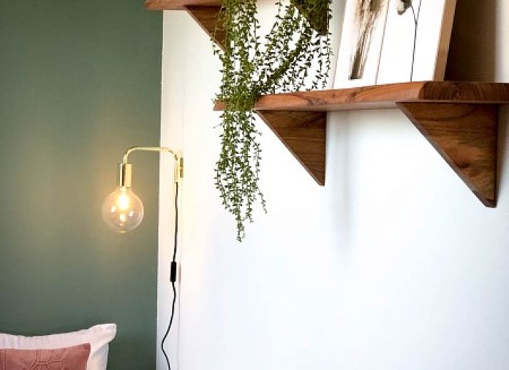 Aussenansicht von Unique 10 pers. Bauernhof Lodge De Slufter auf 'Hoeve Vianen' in De Cocksdorp, Texel, mit gruener Natur.