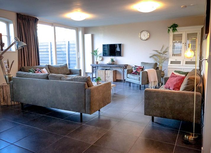 Stilvolles Interieur von Unique 10 pers. Farm Lodge De Slufter in 'Hoeve Vianen' in De Cocksdorp, Texel, mit moderner Beleuchtung.