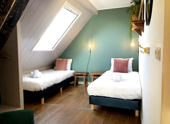 Stilvolles Interieur von Unique 10 pers. Farm Lodge De Slufter in 'Hoeve Vianen' in De Cocksdorp, Texel, mit moderner Beleuchtung.