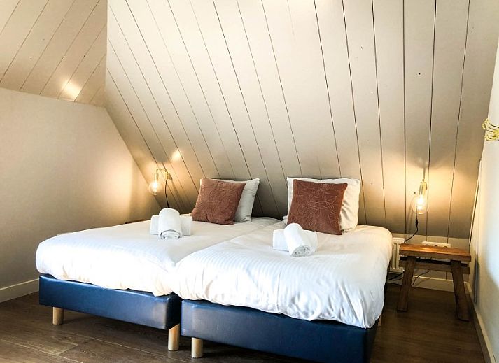 Gemuetliches Schlafzimmer im Unique 10 pers. Farm Lodge De Slufter in 'Hoeve Vianen', De Cocksdorp, Texel, mit weichen Kissen.