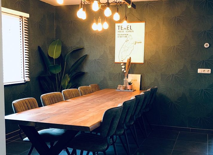 Gemuetliches Schlafzimmer im Unique 10 pers. Farm Lodge De Slufter in 'Hoeve Vianen', De Cocksdorp, Texel, mit weichen Kissen.