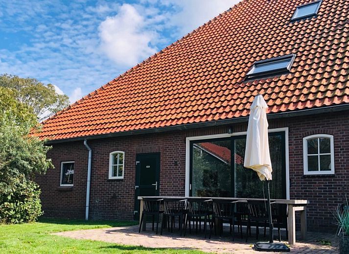 Gemuetliches Wohnzimmer im Unique 10 pers. Farm Lodge De Slufter in 'Hoeve Vianen', De Cocksdorp, Texel, mit bequemen Sofas.