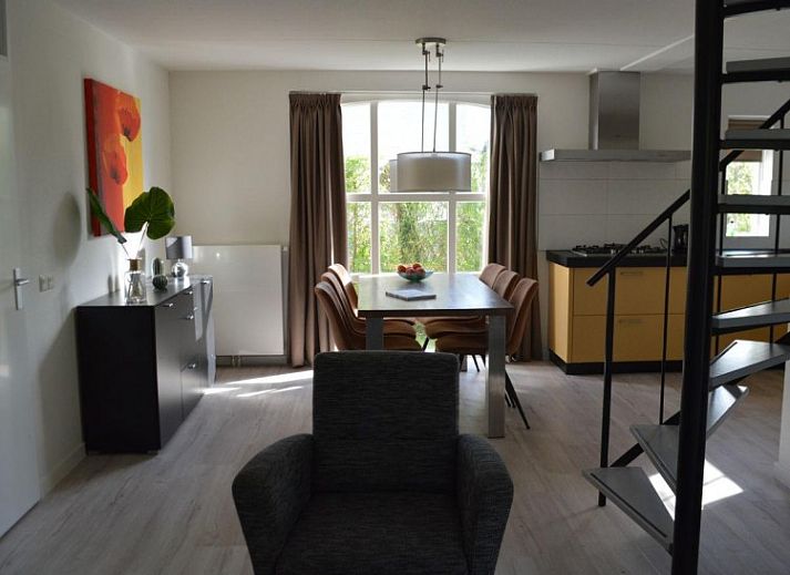 Bungalow 543 in De Cocksdorp, Texel biedt een charmante buitenkant omringd door groen, ideaal voor een ontspannen vakantie op de Waddeneilanden.