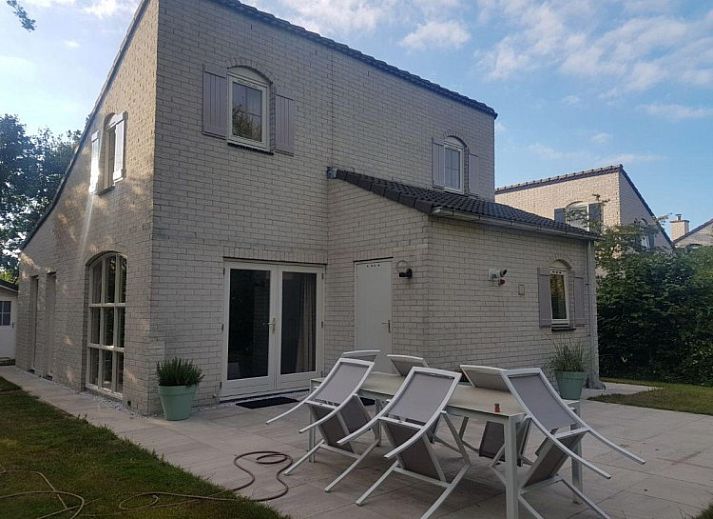 Bungalow 543 in De Cocksdorp, Texel biedt een charmante buitenkant omringd door groen, ideaal voor een ontspannen vakantie op de Waddeneilanden.