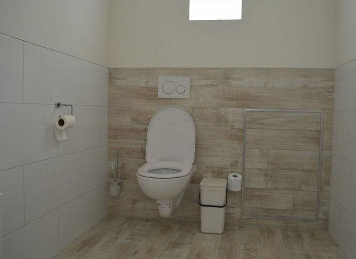 Gezellige eetkamer in Bungalow 543, De Cocksdorp, Texel. Geniet van een moderne binnenruimte met natuurlijk licht en een stijlvolle keuken.