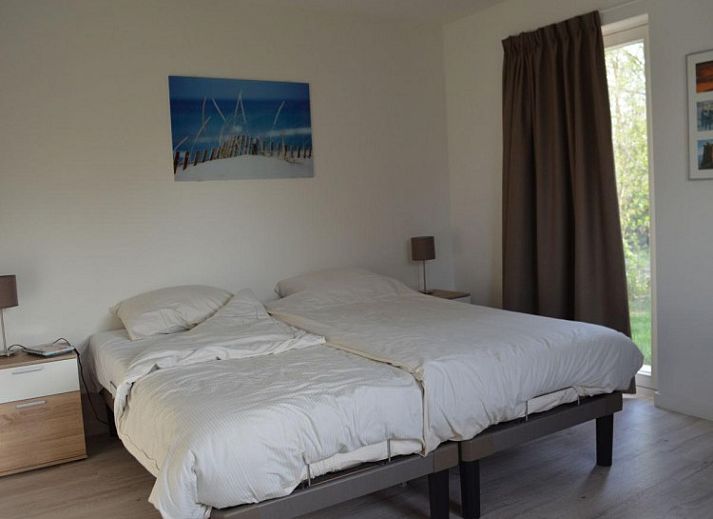 Gezellige eetkamer in Bungalow 543, De Cocksdorp, Texel. Geniet van een moderne binnenruimte met natuurlijk licht en een stijlvolle keuken.