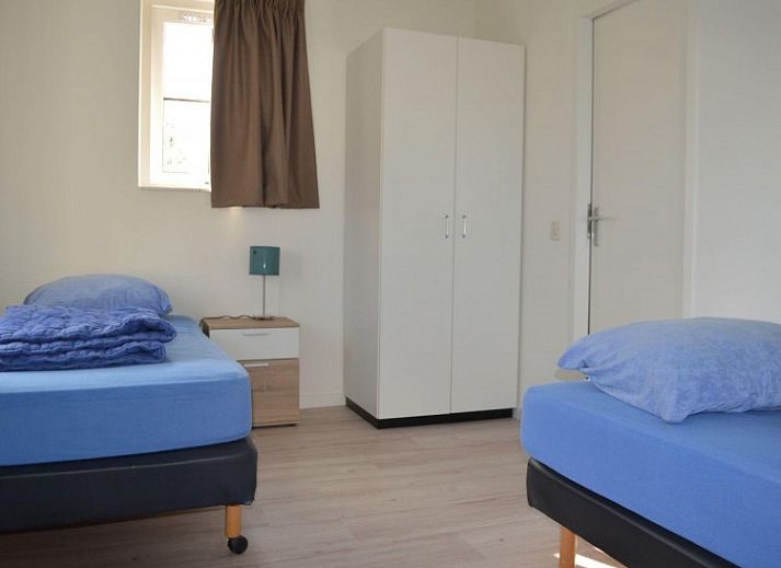 Gezellige eetkamer in Bungalow 543, De Cocksdorp, Texel. Geniet van een moderne binnenruimte met natuurlijk licht en een stijlvolle keuken.