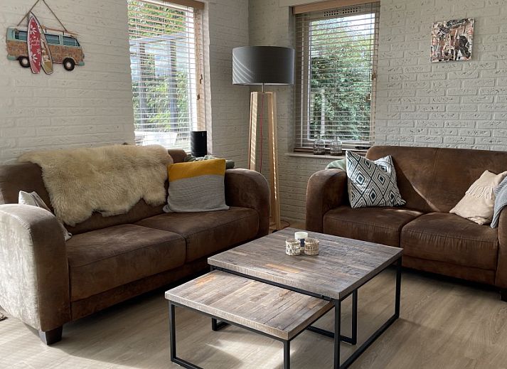 Interieur von Kaap Zilt Texel in De Cocksdorp, mit stilvoller Dekoration und Weinflasche auf dem Tisch.