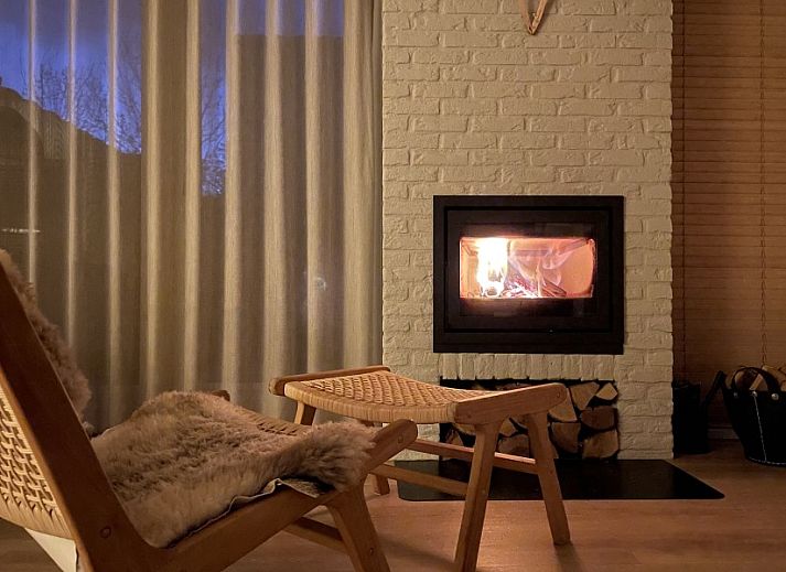 Interieur von Kaap Zilt Texel in De Cocksdorp, mit stilvoller Dekoration und Weinflasche auf dem Tisch.