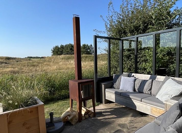 Moderne Kueche im Ferienhaus Kaap Zilt Texel, De Cocksdorp, mit Holzschraenken und Geraeten.