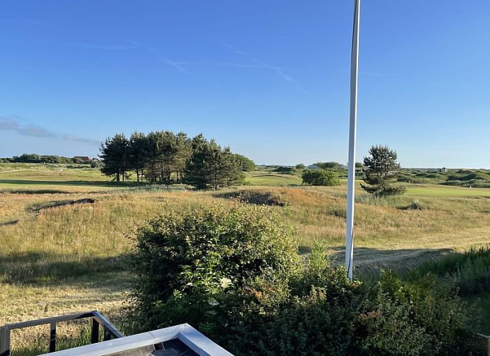 Moderne Kueche im Ferienhaus Kaap Zilt Texel, De Cocksdorp, mit Holzschraenken und Geraeten.