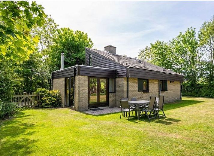 Texel Beachhouse 23 in De Cocksdorp offers a charming vacation home with a spacious terrace surrounded by greenery on the Wadden Islands.