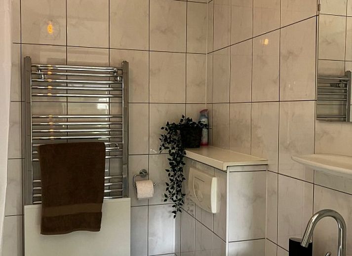 Texel Beachhouse 23 in De Cocksdorp offers a charming vacation home with a spacious terrace surrounded by greenery on the Wadden Islands.