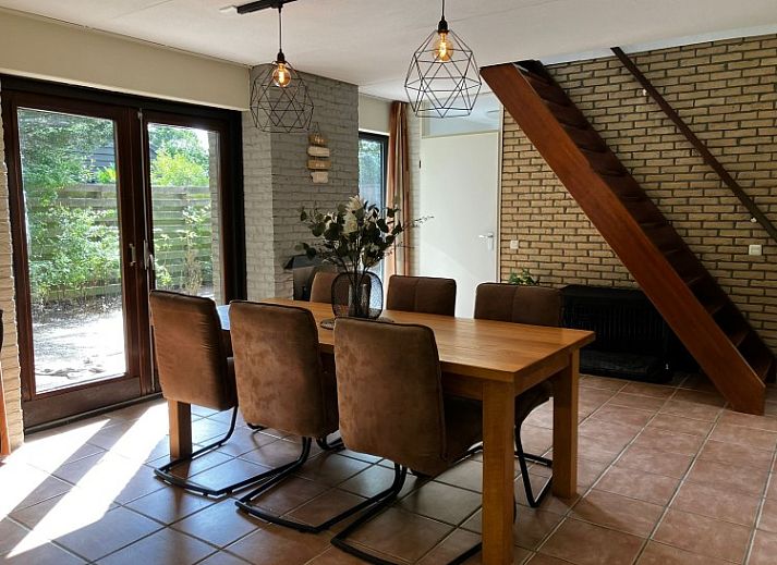 Cozy living room of Texel Beachhouse 23 in De Cocksdorp with a cozy fireplace and views of nature.