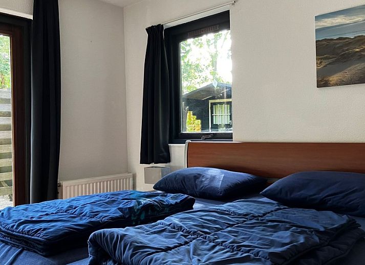Modern bathroom in Texel Beachhouse 23, De Cocksdorp, with stylish tiles and practical amenities for a comfortable stay.