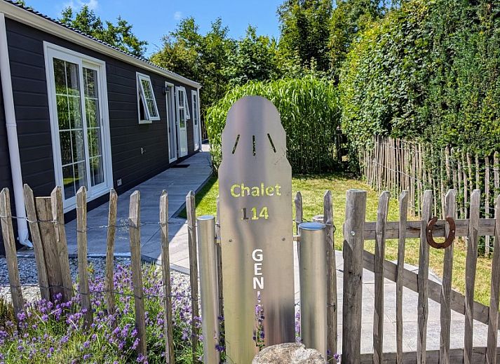 Chalet 114 in De Cocksdorp, Texel, biedt een charmante vakantiehuiservaring omringd door natuur en rust op de Waddeneilanden.