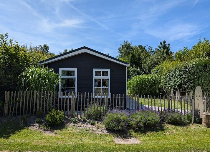 Chalet 114 in De Cocksdorp, Texel, biedt een charmante vakantiehuiservaring omringd door natuur en rust op de Waddeneilanden.