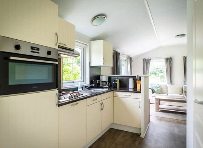 Chalet 114 in De Cocksdorp, Texel, biedt een serene vakantiewoning met prachtig uitzicht en wandelpaden op de Waddeneilanden.