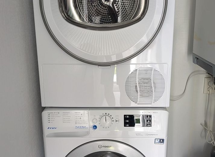 Chalet 114 in De Cocksdorp, Texel, biedt een serene vakantiewoning met prachtig uitzicht en wandelpaden op de Waddeneilanden.