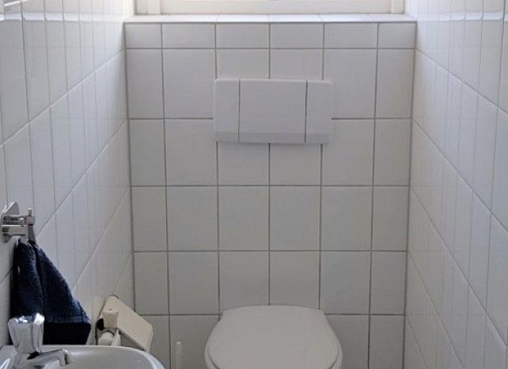 Ferienperle vacation home in De Cocksdorp, Texel, with garden and natural surroundings.