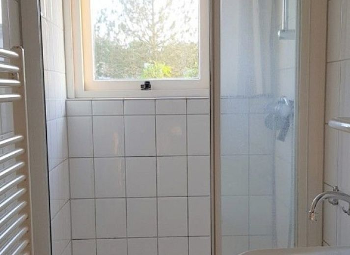 Ferienperle vacation home in De Cocksdorp, Texel, with garden and natural surroundings.