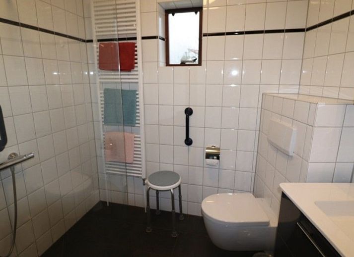 Ferienperle vacation home in De Cocksdorp, Texel, with garden and natural surroundings.