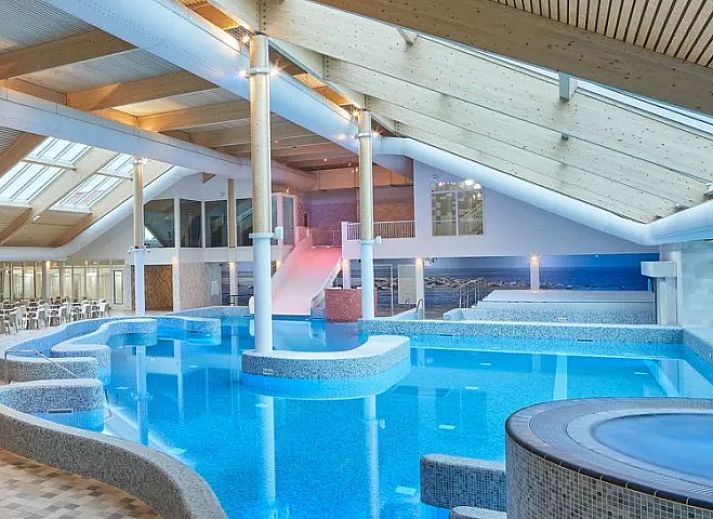 Side view of Ferienperle vacation home in De Cocksdorp, Texel, with blooming nature.