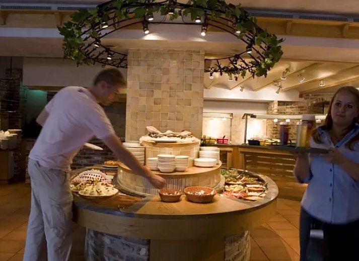 Side view of Ferienperle vacation home in De Cocksdorp, Texel, with blooming nature.