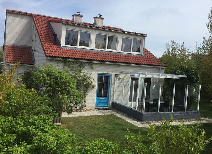 Bungalow Krim 661 with Sauna, Stuha, and BBQ in De Cocksdorp, Texel, with a sunny veranda surrounded by green nature.