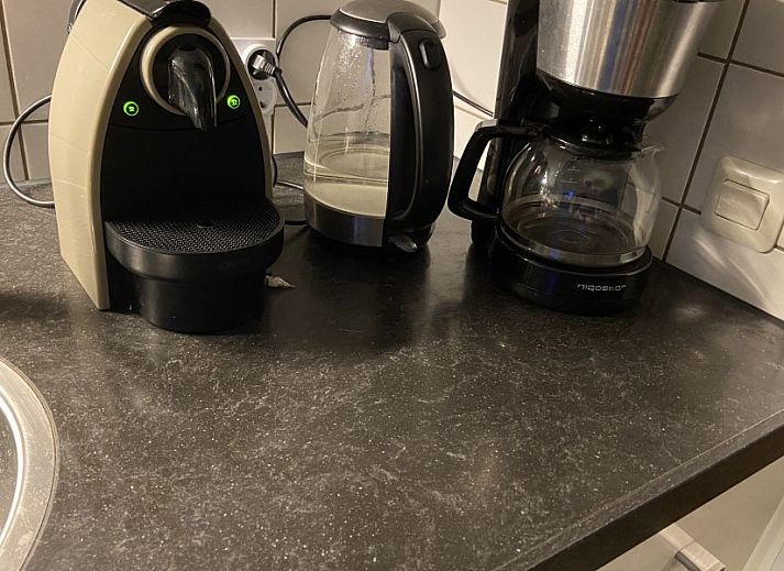 Bungalow Krim 661 with Sauna, Stuha, and BBQ in De Cocksdorp, Texel, with a sunny veranda surrounded by green nature.