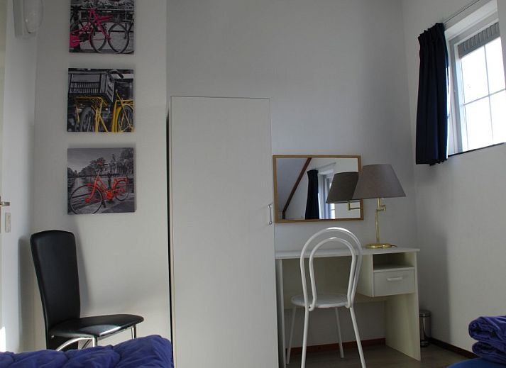 Cozy living room of Krim 661 with sauna, Stuha, and BBQ in De Cocksdorp, Texel. Comfortable bungalow with spacious sitting area and view of nature.