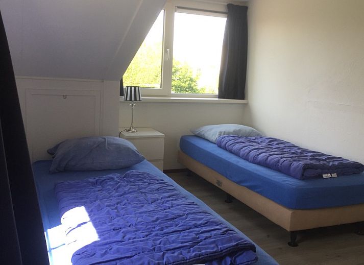 Cozy living room of Krim 661 with sauna, Stuha, and BBQ in De Cocksdorp, Texel. Comfortable bungalow with spacious sitting area and view of nature.