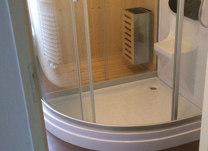 Cozy living room of Krim 661 with sauna, Stuha, and BBQ in De Cocksdorp, Texel. Comfortable bungalow with spacious sitting area and view of nature.