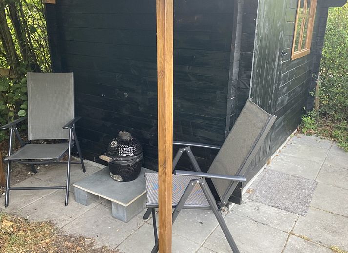 Modern kitchen in Krim 661 with sauna, Stuha, and BBQ, a bungalow in De Cocksdorp, Texel, Wadden Islands, overlooking the garden.