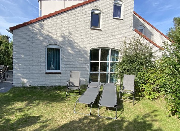 Modern kitchen in Krim 661 with sauna, Stuha, and BBQ, a bungalow in De Cocksdorp, Texel, Wadden Islands, overlooking the garden.