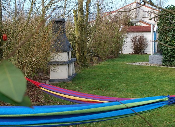 Modern kitchen in Krim 661 with sauna, Stuha, and BBQ, a bungalow in De Cocksdorp, Texel, Wadden Islands, overlooking the garden.