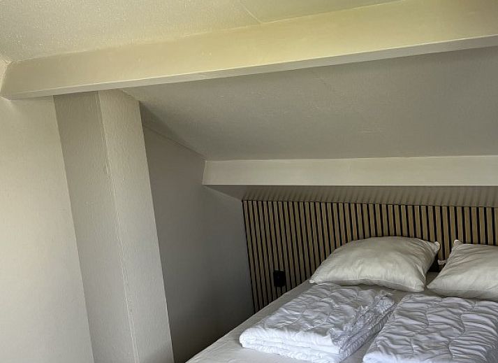 Gezellige woonkamer van TXL Huisje 299 in De Cocksdorp, Texel met comfortabele zithoek en toegang tot het terras.