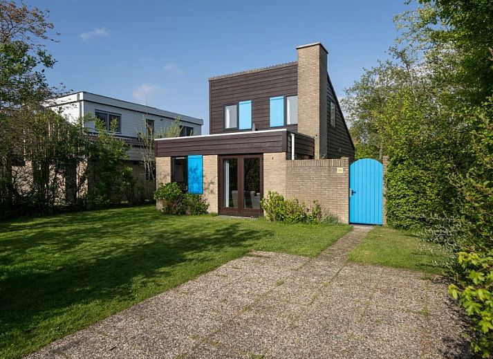 Stijlvolle woonkamer in TXL Huisje 299, vakantiehuis in De Cocksdorp, Texel, met moderne inrichting en veel natuurlijk licht.