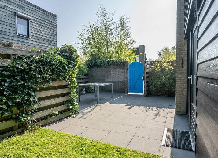 Stijlvolle woonkamer in TXL Huisje 299, vakantiehuis in De Cocksdorp, Texel, met moderne inrichting en veel natuurlijk licht.