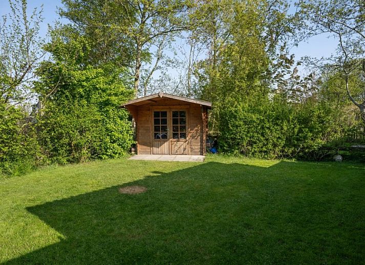 Stijlvolle woonkamer in TXL Huisje 299, vakantiehuis in De Cocksdorp, Texel, met moderne inrichting en veel natuurlijk licht.