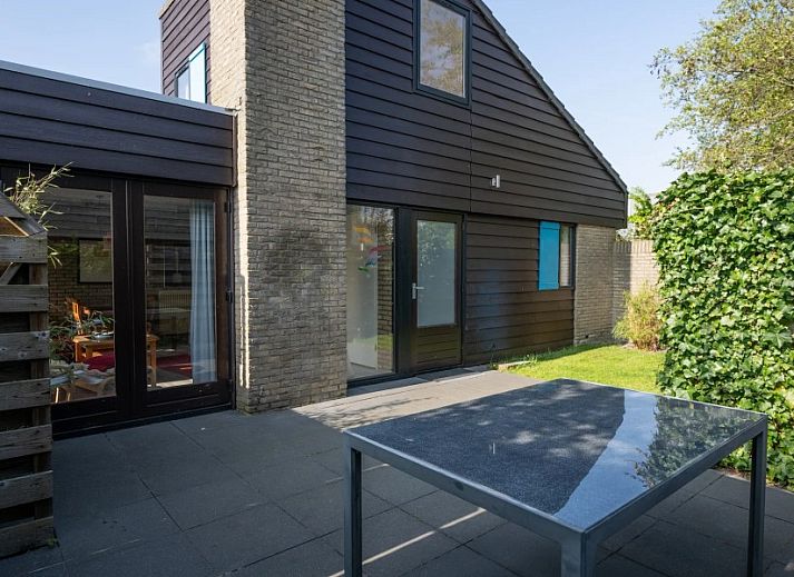 Gezellige slaapkamer in TXL Huisje 299, een vakantiehuis in De Cocksdorp op Texel, Waddeneilanden, met comfortabele bedden onder een schuin dak.