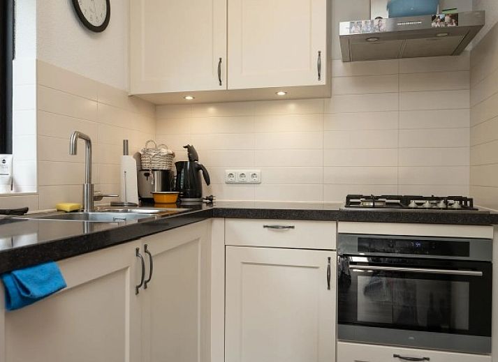 Gezellige slaapkamer in TXL Huisje 299, een vakantiehuis in De Cocksdorp op Texel, Waddeneilanden, met comfortabele bedden onder een schuin dak.