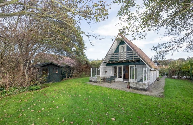 Moderne keuken in Vakantiehuis Schelpenoord 129, De Cocksdorp, Texel, compleet uitgerust voor een aangenaam verblijf op de Waddeneilanden.