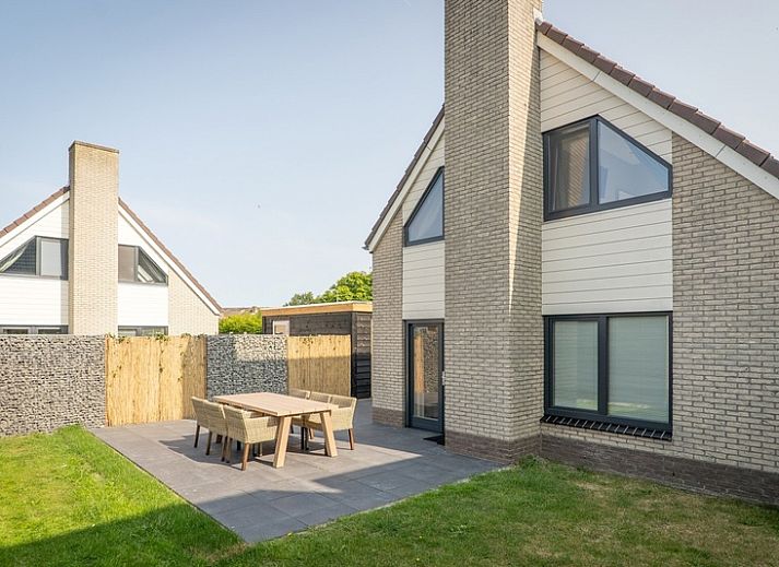 Type B-12 Hodshonstraat vakantiehuis in De Cocksdorp Texel met ruime parkeerplaats en moderne architectuur.