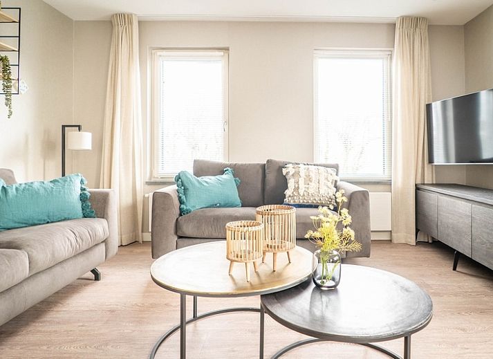 Vakantiewoning Type B-12 Hodshonstraat in De Cocksdorp Texel met uitzicht op parkeerplaats en groene omgeving.