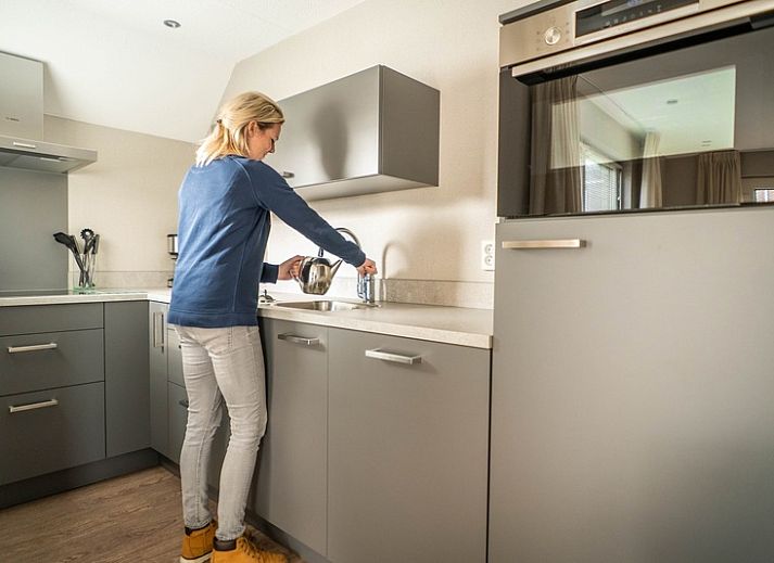 Vakantiewoning Type B-12 Hodshonstraat in De Cocksdorp Texel met uitzicht op parkeerplaats en groene omgeving.