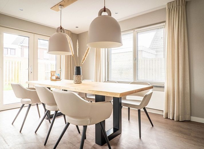 Vakantiewoning Type B-12 Hodshonstraat in De Cocksdorp Texel met uitzicht op parkeerplaats en groene omgeving.