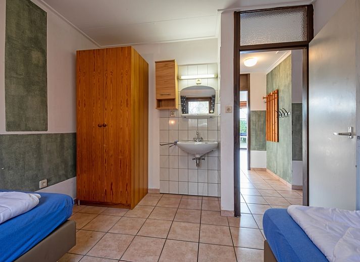 Ruime keuken in Vakantiehuis Slufterhoek 114, De Cocksdorp, Texel, met moderne apparatuur en gezellige eethoek.